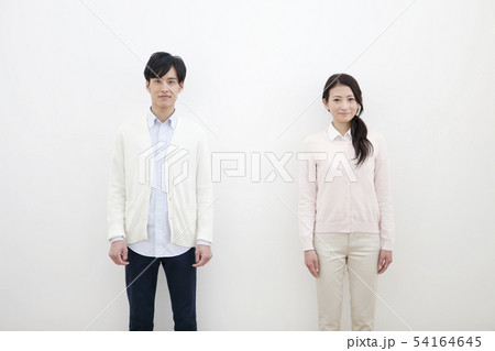 ほほえむカップル ほほえむカップル 54164645