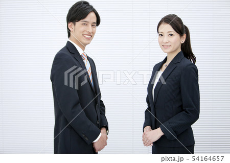 笑顔のビジネスマンとビジネスウーマン 54164657