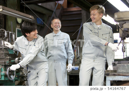 機械を操作する作業者3人 機械を操作する作業者3人 54164767