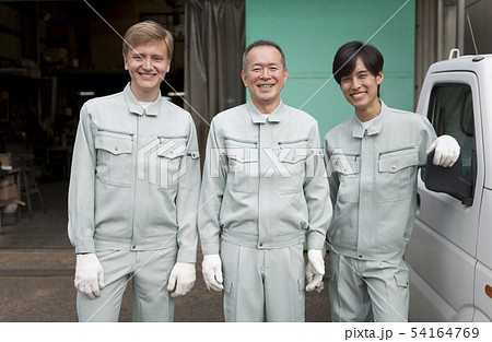笑顔の作業者3人 笑顔の作業者3人 54164769