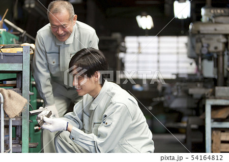 工具を持つ作業者2人 54164812