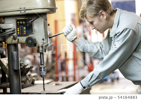 機械を操作する外国人作業者 54164883