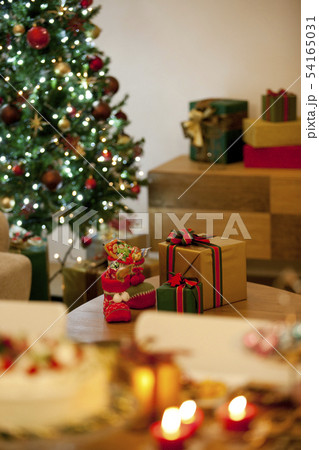テーブルの上のクリスマスプレゼント テーブルの上のクリスマスプレゼント 54165031