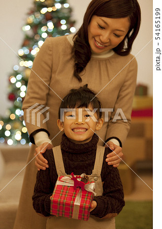 クリスマスプレゼントを持つ母娘 クリスマスプレゼントを持つ母娘 54165199