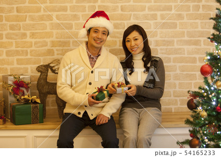 クリスマスプレゼントを持つカップル クリスマスプレゼントを持つカップル 54165233