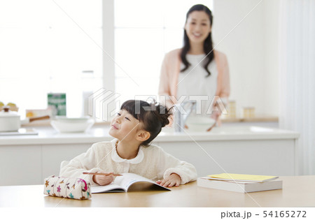 ダイニングルームで勉強をする女の子 54165272