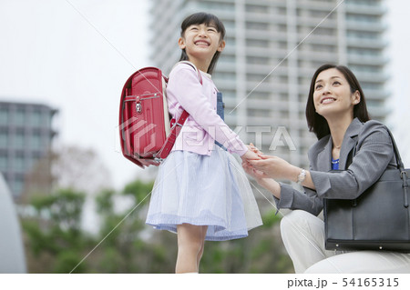 手をつなぐ女の子と母親 54165315