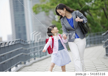 手をつないで歩く女の子と母親 54165316