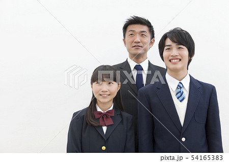 見上げる父子3人 54165383