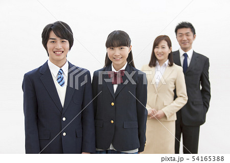 笑顔の家族4人 54165388