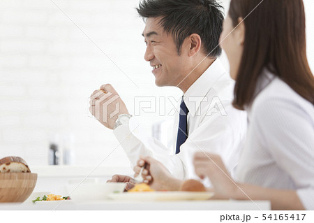朝食を食べる夫婦 朝食を食べる夫婦 54165417