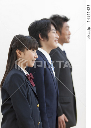 ほほえむ父子3人の横顔 54165423