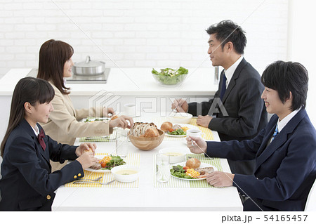 朝食を食べる家族4人 朝食を食べる家族4人 54165457