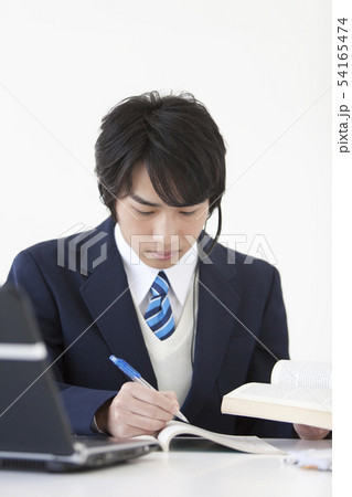 インカムをつけた男子学生 54165474