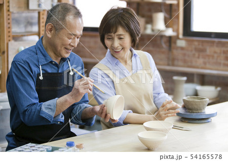 茶碗に絵を描くシニア夫婦 54165578