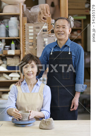 陶芸をするシニア夫婦のポートレート 陶芸をするシニア夫婦のポートレート 54165579