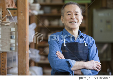 腕組みをするシニア男性 54165607