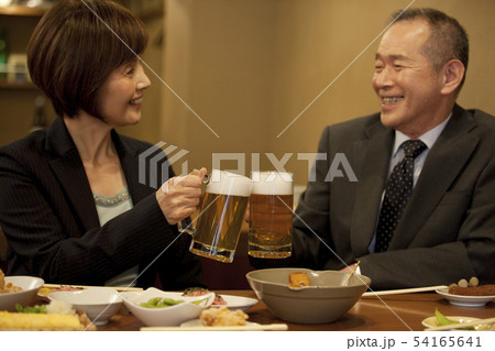 ビールで乾杯するビジネスマンとビジネスウーマン 54165641