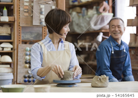 陶芸をするシニア夫婦 54165645