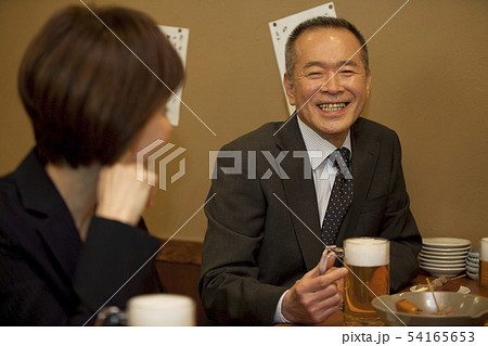 居酒屋で話をするビジネスマンとビジネスウーマン 54165653