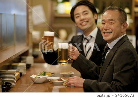 ビールを持つ笑顔のビジネスマン2人 ビールを持つ笑顔のビジネスマン2人 54165672