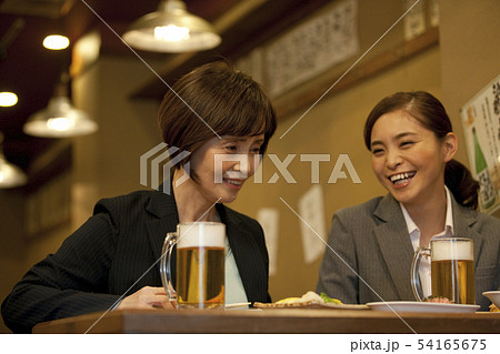 居酒屋で話をするビジネスウーマン2人 54165675