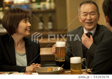 居酒屋で話をするビジネスマン3人 54165676
