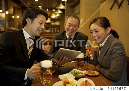 タブレットPCを見ているビジネスマン3人 タブレットPCを見ているビジネスマン3人 54165677