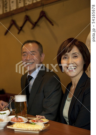笑顔のビジネスウーマンとビジネスマン 笑顔のビジネスウーマンとビジネスマン 54165678