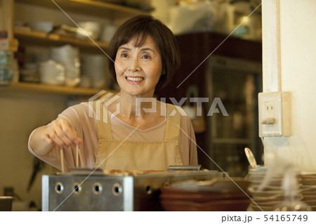 調理をしている店員 54165749