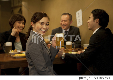 ビールを持つビジネスウーマン 54165754