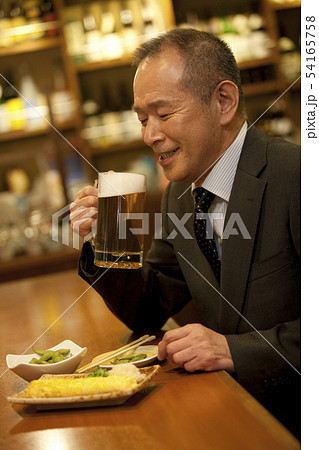 ビールを飲むビジネスマン 54165758