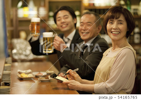 注文を聞く店員 注文を聞く店員 54165765