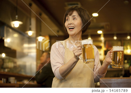 ビールを運ぶ店員 ビールを運ぶ店員 54165789