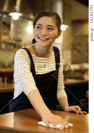 テーブルを拭く店員 テーブルを拭く店員 54165791