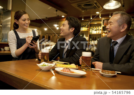 注文を聞く店員 54165796