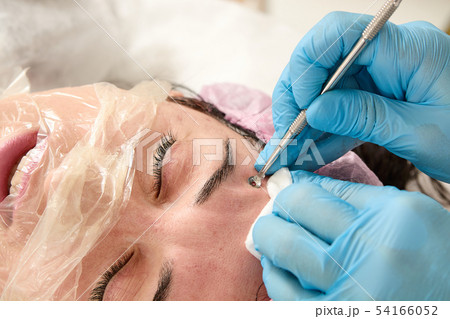 Young woman in beauty salon does manual face 54166052