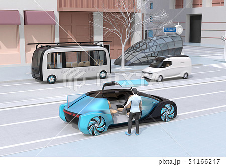 スマホでライドシェアを予約した男性が乗車する。地下鉄の近くに自動運転バスが停車している スマホでライドシェアを予約した男性が乗車する。地下鉄の近くに自動運転バスが停車している 54166247