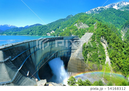 新緑の黒部ダムと観光放水 54168312