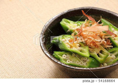 ゆでオクラのだし醤油かけ。鰹節削り節トッピング。 54168664