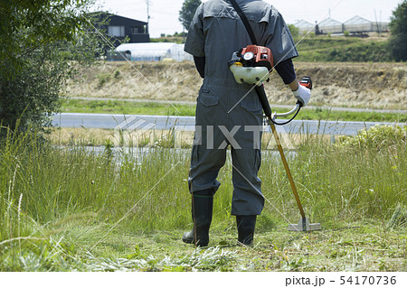 草刈り、除草イメージ　草刈り機をする男性顔無し 54170736
