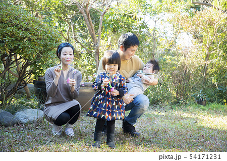 庭でシャボン玉をする親子 庭でシャボン玉をする親子 54171231