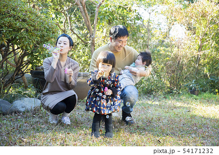 庭でシャボン玉をする親子 庭でシャボン玉をする親子 54171232