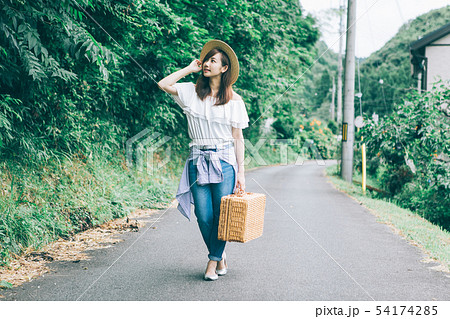 田舎道を歩く女性の写真素材