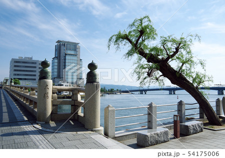 松江大橋と宍道湖畔の風景 … 島根県 松江市 天候：晴れ 54175006