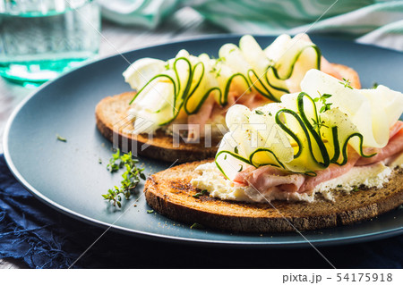 Rye bread with cucumber and cheese 54175918
