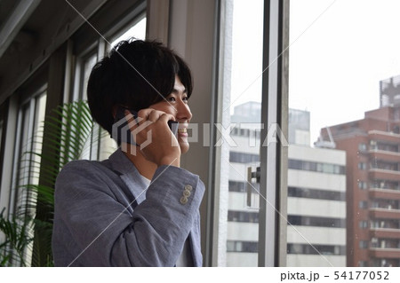 スマートフォンで電話する青年 スマートフォンで電話する青年 54177052