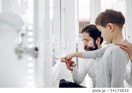 Father with little son in the glasses store Father with little son in the glasses store 54179839