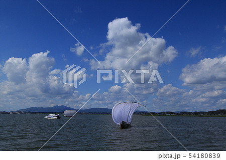 霞ケ浦で見る帆曳船と筑波山 54180839