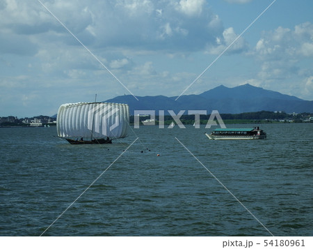 霞ケ浦での帆曳船と筑波山 54180961
